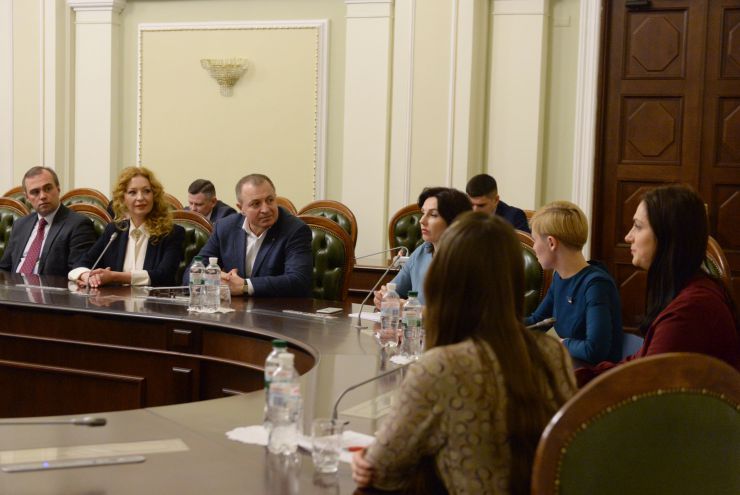 У Верховній Раді України відбулася презентація автобіографії Джона Маккейна «Буремна хвиля» в рамках проекту КНИЖКОВИЙ КЛУБ ВЕРХОВНОЇ РАДИ УКРАЇНИ «САМІТ З КНИГОЮ»

Відкриваючи засідання Книжкового клубу, присвячене презентації автобіографічної книжки американського сенатора Джона Маккейна «Буремна хвиля: добрі часи, праведні справи, великі битви та інші звитяги», модераторка заходу Світлана Привалова нагадала, що цей американський політики був великим другом України і що на його честь у Києві названо вулицю.
«Через всю книгу Джона Маккейна проходить думка про важливість служіння народу». - сказала керівниця видавництва «Vivat», котре видало книгу, Юлія Орлова, розповідаючи про причини вибору цієї книги для опублікування. «Мені захотілось познайомити максимально велику кількість людей з позицією людини, важливої для мене, для Америки і для всього світу», - додала Юлія Орлова. Вона також зазначила, що на її думку, «дана книга має бути однією з настільних книг у наших політиків і громадських діячів». При цьому видавець не виключила, що книжка може бути цікавою для широкого кола читачів, оскільки в ній багато особистого.
Своїми враженнями від книги поділилася народний депутат України VIII скликання, екс-голова Комітету у закордонних справах Ганна Гопко.
Надзвичайний і Повноважний Посол України, заступник Міністра закордонних справ України (2007-2010), представник України при Європейському Союзі (2010-2015) Костянтин Єлісєєв зазначив, що із захопленням прочитав презентовану сьогодні автобіографію.

У презентації також взяли участь: народні депутати України; Надзвичайний і Повноважний Посол України, виконуючий обов'язки Міністра закордонних справ України у 2009 році, автор книжки «Дипломатичні сюжети: невигадані історії кар'єрного дипломата» Володимир Хандогій; Сенатор Європейського Економічного Сенату Світлана Подлєсна; голова правління Центру громадських свобод, координаторка Євромайдан SOS Олександра Матвійчук; політологи та дипломати.
